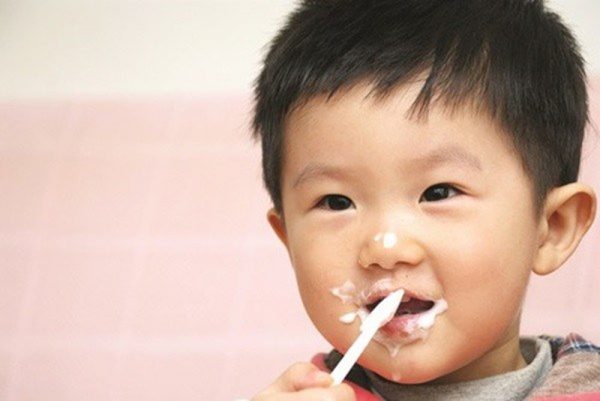 Trẻ 7 tháng tuổi ăn váng sữa được không? Lưu ý khi cho trẻ ăn váng sữa